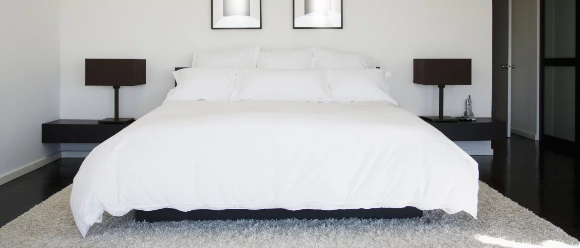 łóżko z białą pościelą